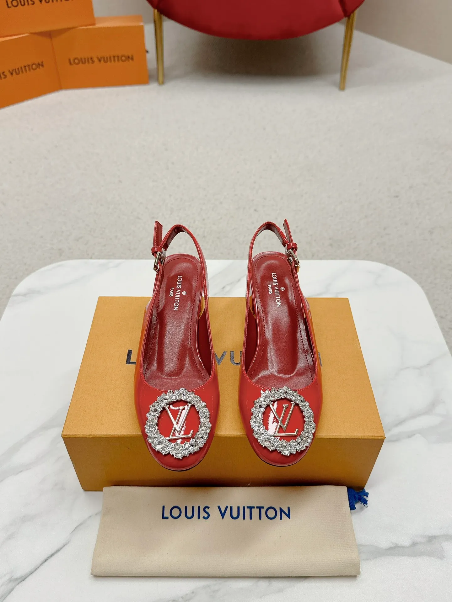 👟👟Ex-factory price 580👟👟 👑 Lv shoes This Urban Twist women's shoe is a stylish upgrade to the classic stiletto style. It is made of smooth calfskin upper with a bright silver metal toe and is engraved with the LV Circle logo, highlighting the Louis Vuitton brand characteristics. Detailed features: Calfskin material Lining: Imported full-grain sheepskin Foot pads: Imported full-grain sheepskin sole Italian genuine leather sole Heel height Two height sizes: 34-40 (34.40.41 customization is not returnable)